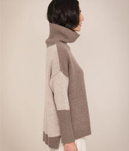 Load image into Gallery viewer, Two-Tone Roll Neck Cashmere Jumper in brown